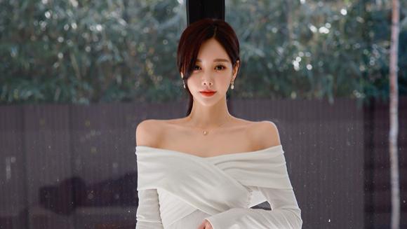 孙允珠迷人穿搭：夏雪玉兰白皙雅典复古鱼尾裙