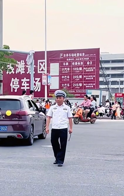 5.1期间，北海银滩，白衣警察都出来执勤了，可见北海的人流量多大，那么热的天气能