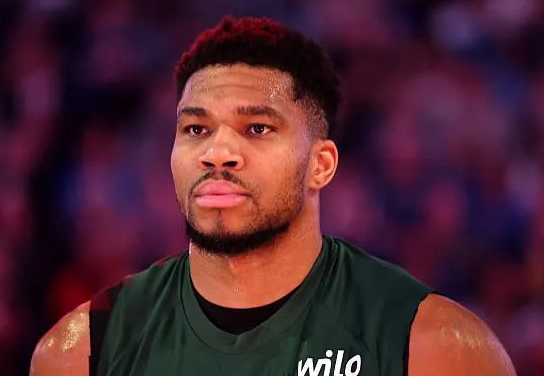 勇士愿意提供以乔纳森-库明加和吉米-巴特勒为核心、并附带选秀权的交易方案，以换取