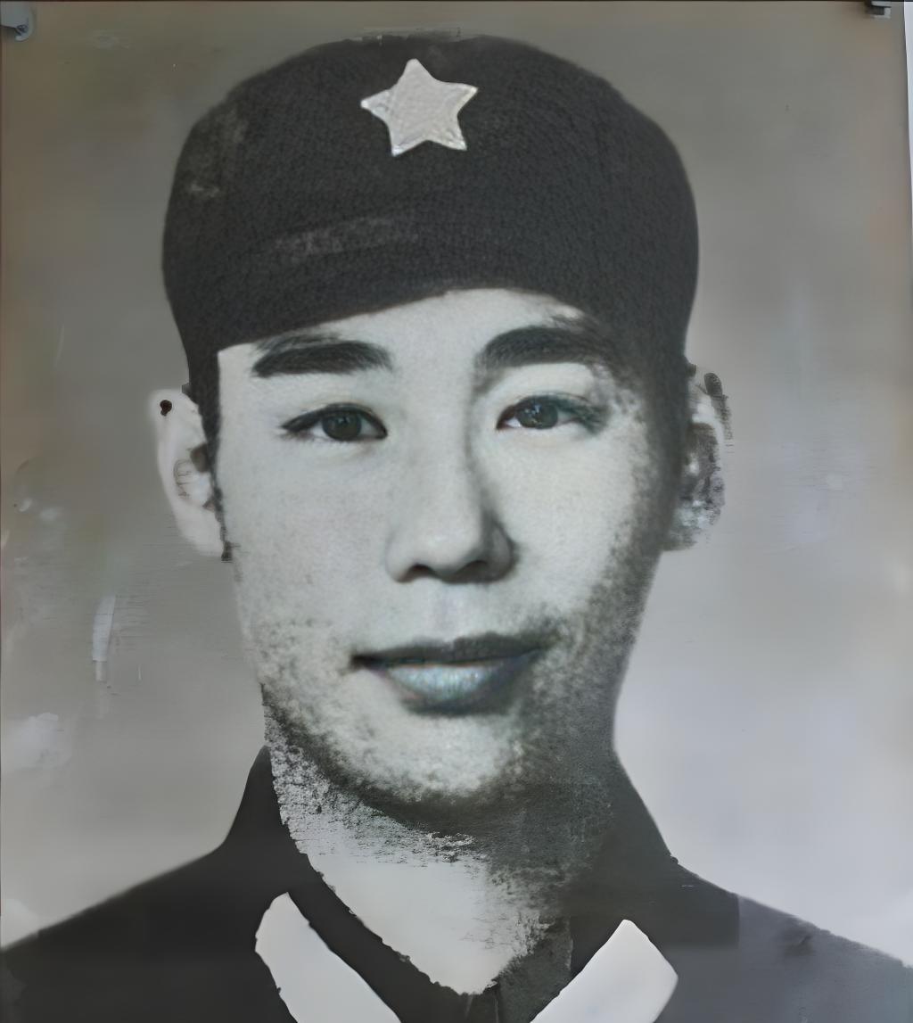 1979年，姜丽民趁着黑夜摸到了越军阵地，本没人发现他，谁知，他却突然将手电筒打