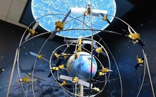 中国为何不采用自主研发的北斗导航，仍然依赖美国GPS全球定位系统？这其中藏着重要的军事博弈…