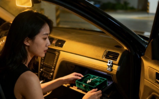 我在老公车上发现一个陌生的戒指盒，我没吵闹，转手挂二手平台，三天后，老公的女秘书戴着这个戒指