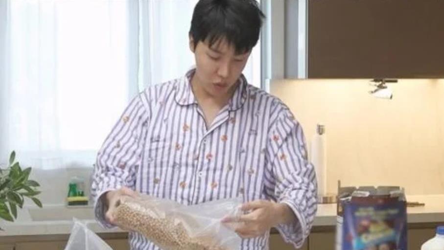 韩国知名男星出演综艺，大4岁亲姐姐登场，笑容神同步