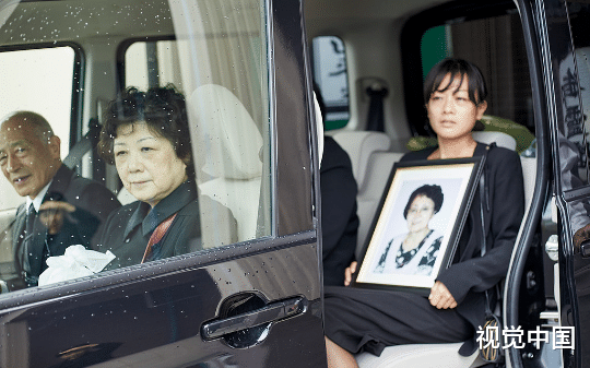 老婆葬礼当天，我当众宣布要娶她闺蜜后，全网骂到我老婆“复活”