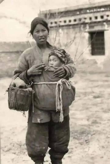 这张老照片，记录的是大清末期至民国初期这段时间里，一对母子在寒冷的冬季上街乞讨的
