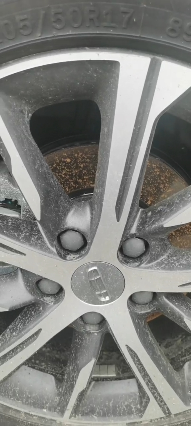 提车第四天生锈
你们的四代帝豪会生锈吗，提回来第四天就锈成这个样子，好难看喲，找