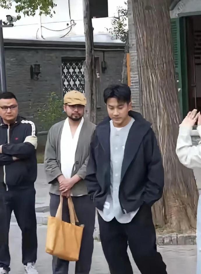 51岁的刘恺威风采依旧，当年魅力引女顶流倾心，岁月沉淀，韵味悠长。 ​​​