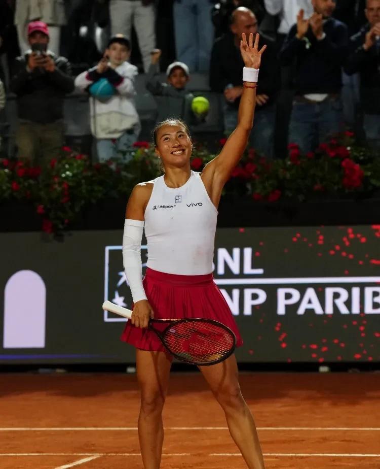 WTA1000罗马站1/4决赛，郑钦文2-0萨巴伦卡，打破魔咒，有请黑粉出来道歉