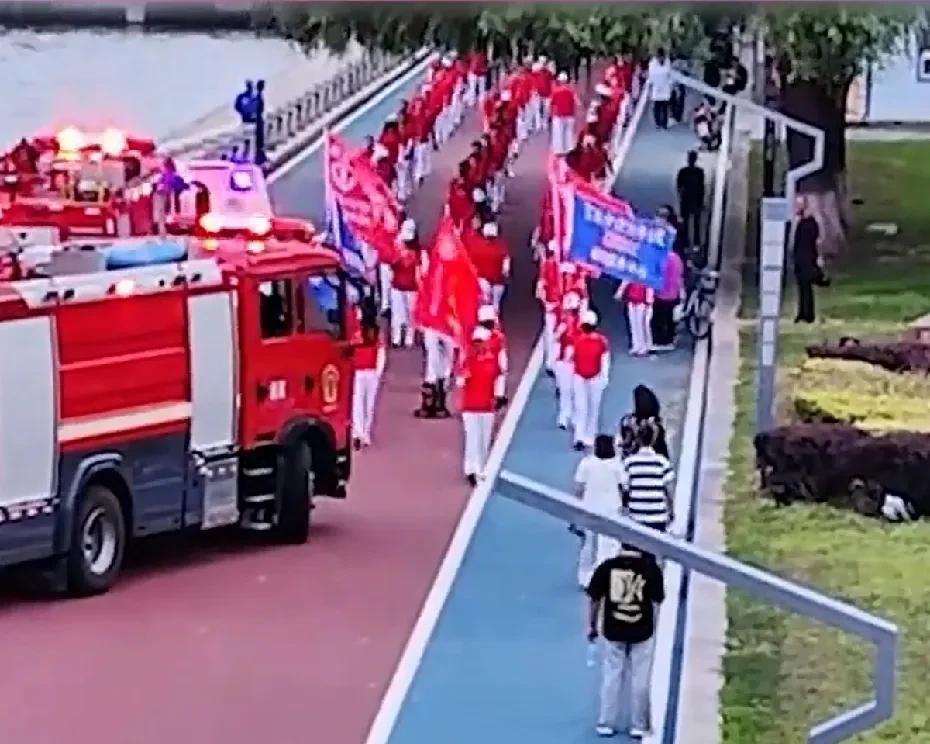 老年暴走团逼停消防车和救护车，一句“法不责众”能过去吗？不给119和120让路，