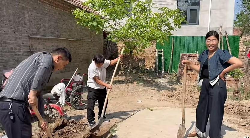 树懒指控大嫂子霞偷了他的苹果手机！



近日，网络上出现关于网络主播树懒与其合