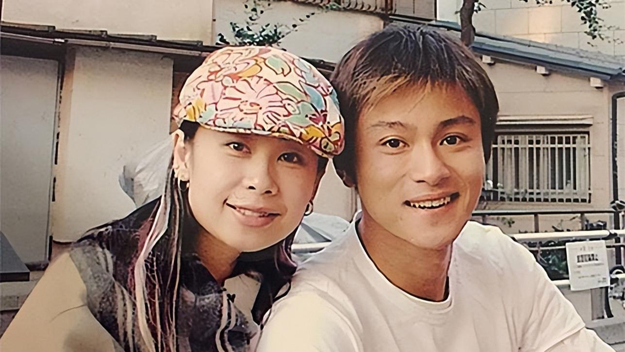 他是英俊斯文亿万驸马，入圈多年零绯闻，父子同框如兄弟惊艳网友