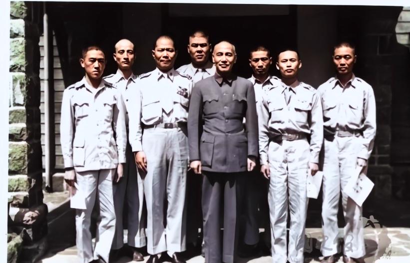 1949年，六名国民党飞行员劫机脱逃，带着三名解放军士兵飞往台北，受到隆重欢迎并