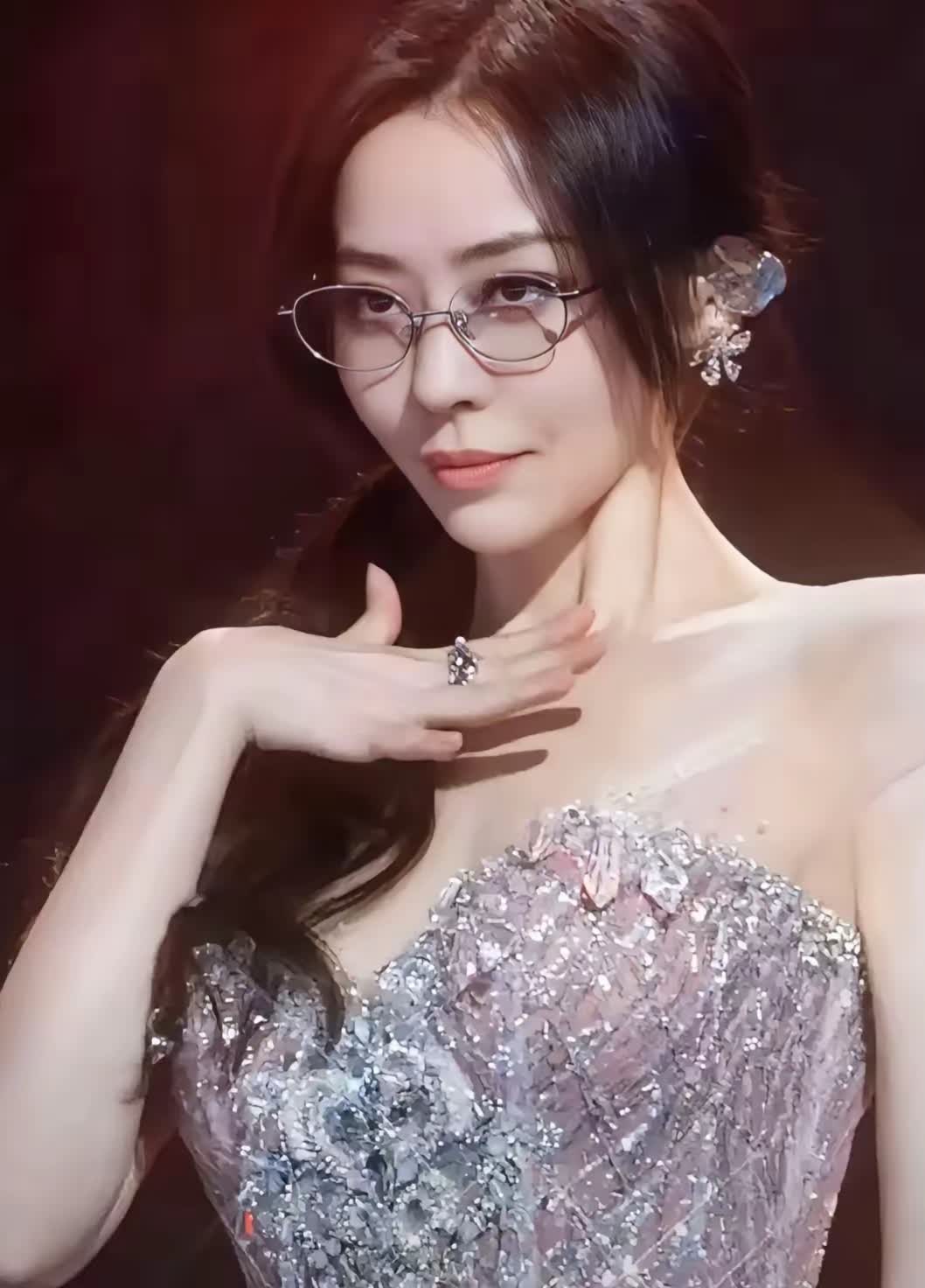 张靓颖翻唱《九万字》这事儿，怎么说呢？
有人说她把好好的歌唱成坟头蹦迪，也有人