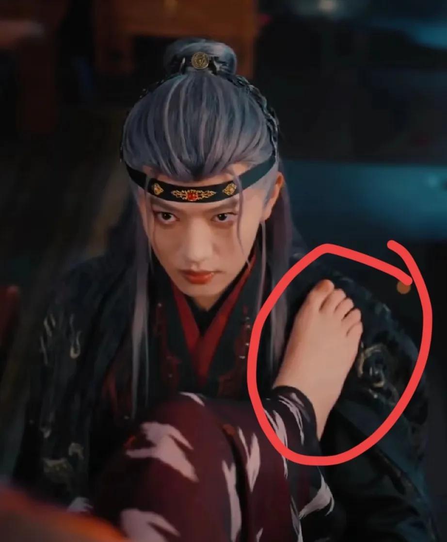 王宇威妆造这次真好看，他瘦了好多呀！好帅！以前脸没有现在这么精致，现在不管是服装