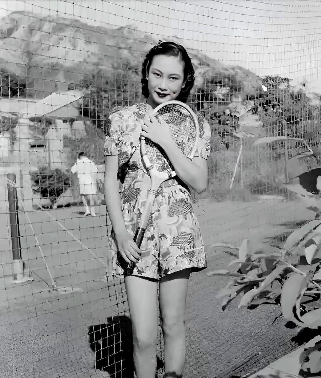 黑白影像里藏着太多未被讲述的故事
这张泛黄老照片中的女子眉眼如画 骨相里透着清贵