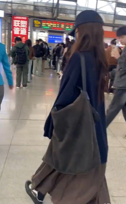 章若楠机场，这状态也太悠闲惬意了。