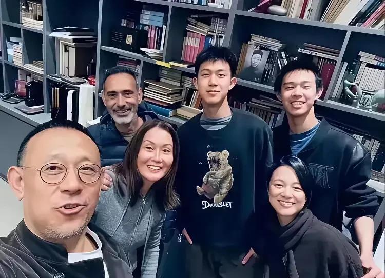 导演姜文的全家福，右边是妻子周韵还有他们的两个儿子，另一个女人和后面的老外就很神