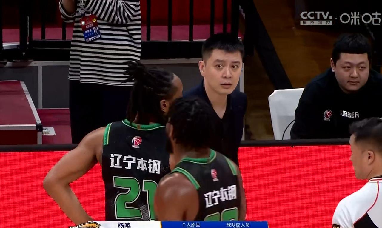 杨鸣领到个人第7个技犯，将被罚款5000！
辽宁对阵青岛，第三节临近结束时，付豪