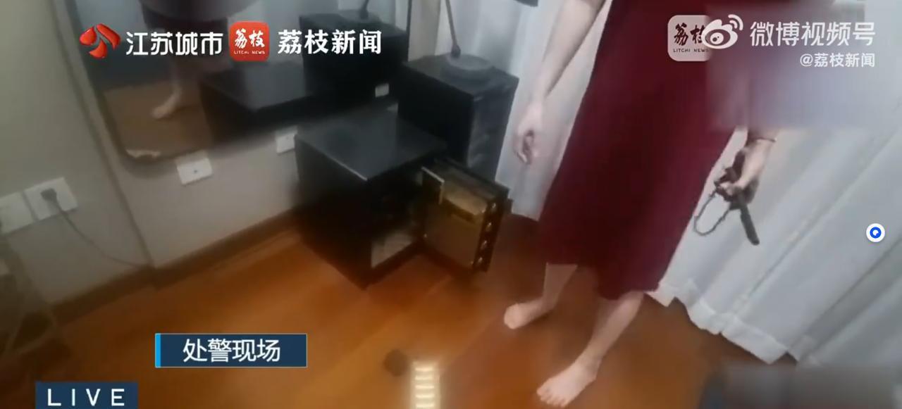 “天上掉馅饼了！”江苏苏州，女子检查租客退的房子时，在保险箱的角落里找到了10根