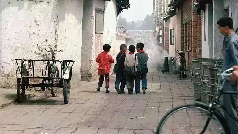 老公的侄女在我家吃住三年，高考结束搬走那天，她让我打开抽屉锁