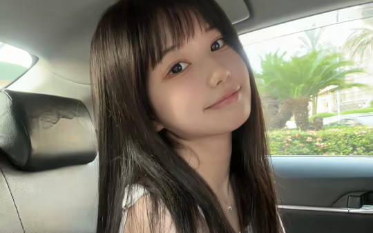 抓包总裁老公和小三幽会后，我当众拉横幅替老公纳妾！