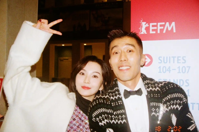 《四喜》意外火了两人，最不像医生的李景哲，最不像情人的丁虹。

《四喜》这部剧起