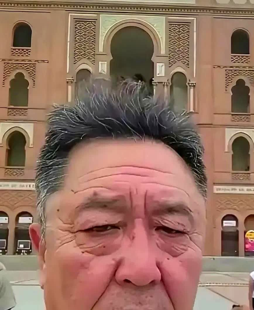 面对于谦这张老态龙钟的脸，我忍不住想问一句：谁都没有谦哥活的滋润，他要钱有钱，要