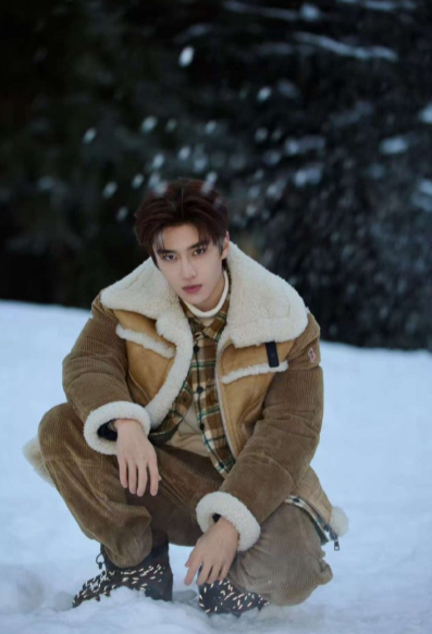 张康乐这组图真的好会拍，气质干净又有气场，越看越喜欢，今晚状态绝了！ ​​​