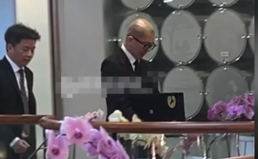大S去世一个月后下葬











我的天哪！大S居然去世一个月后才下葬