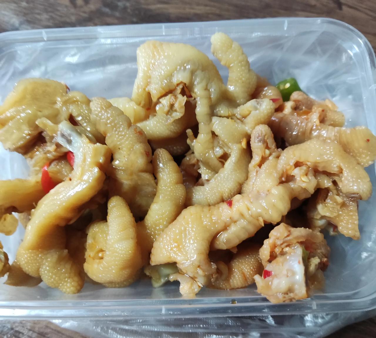 今天早上在小区后面的市场买了一些脱骨鸡爪，肥嘟嘟的，看起来就好吃。不料买回来后老