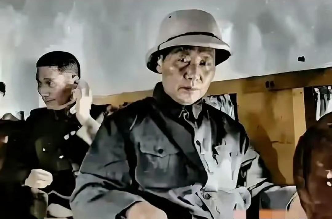 飞往重庆的机舱内，毛主席凝望窗外云流，眉头微蹙。为戳破假和平阴谋，他以身赴险，心
