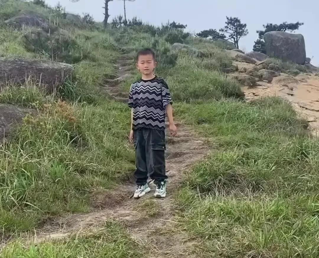 这个爬山失联50多天的小男孩找到了，遗憾的是，找到的是一具尸体。
这个福建小男孩