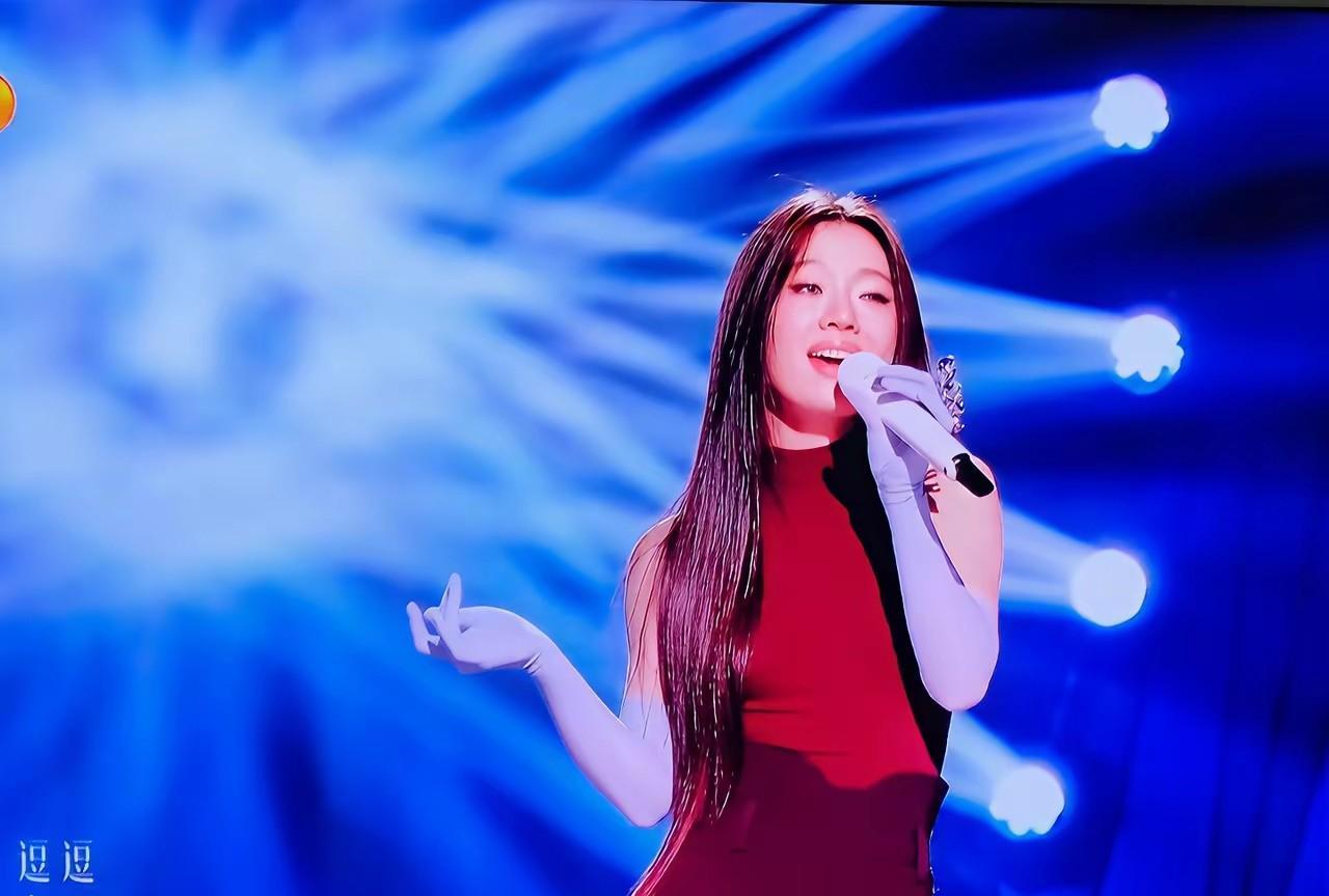 没有深刻的音乐思想和人生领悟，不可能明白单依纯唱这首《李白》究竟有多了不起。
首