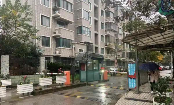 上海一孤老去世十年后，留下市价300万房产，邻居要求分遗产：我是干女儿。2025