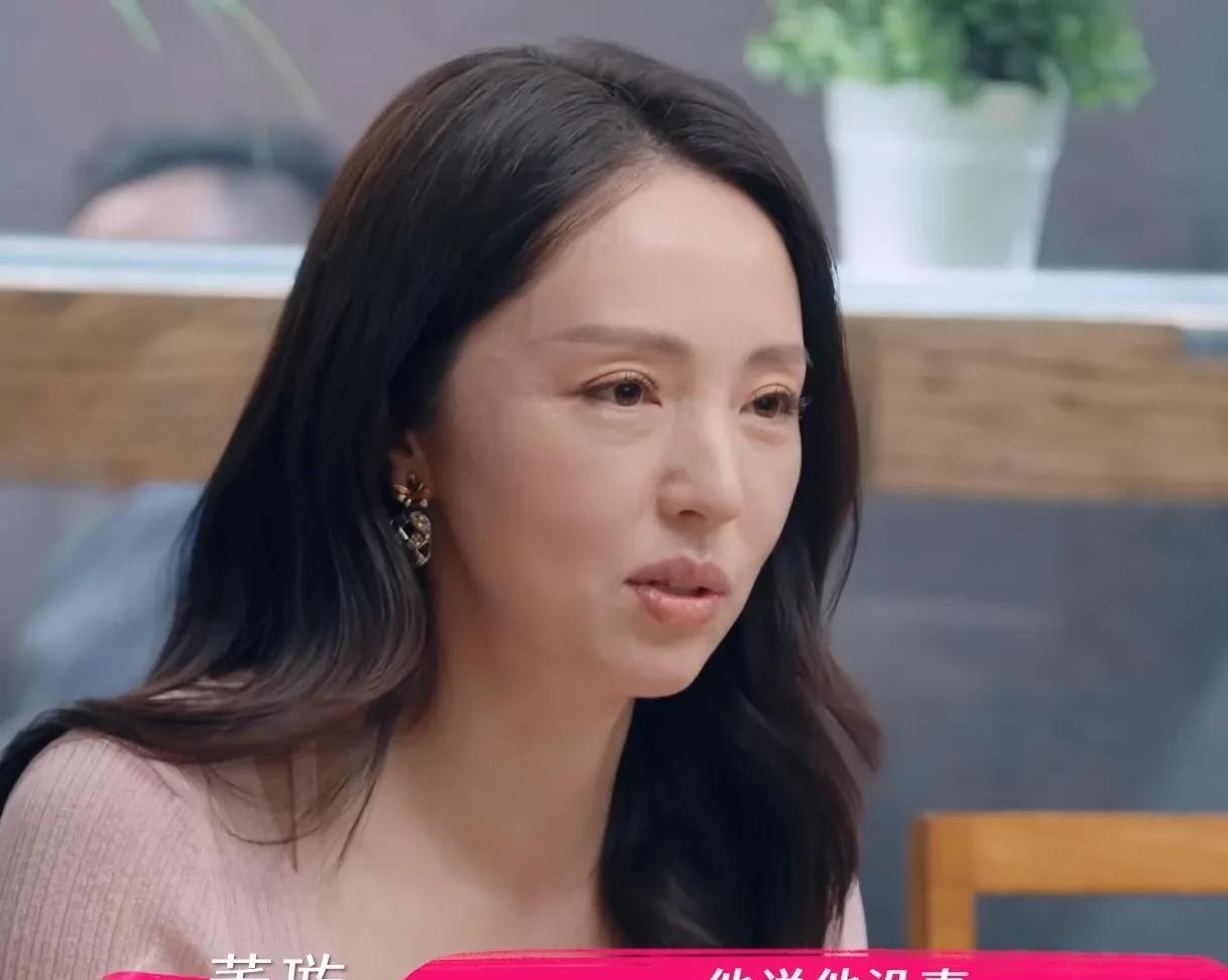 董璇对闺蜜关悦说：“我在家里吃开心果的时候，发现开心果都潮了，一看日期过期一年了