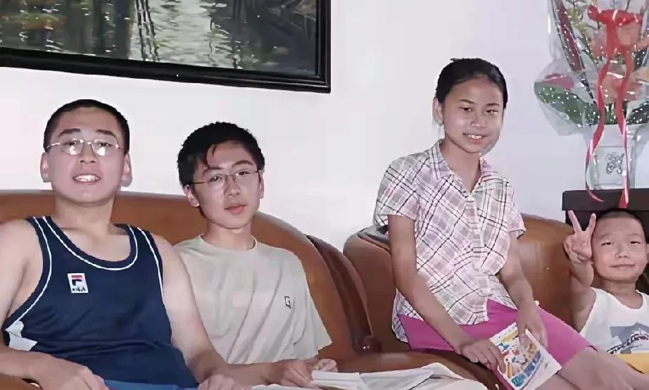 许敏有钱了，日子过的很精彩，为什么还纠着过去不放呢？
看到了许敏发的文案，表达了