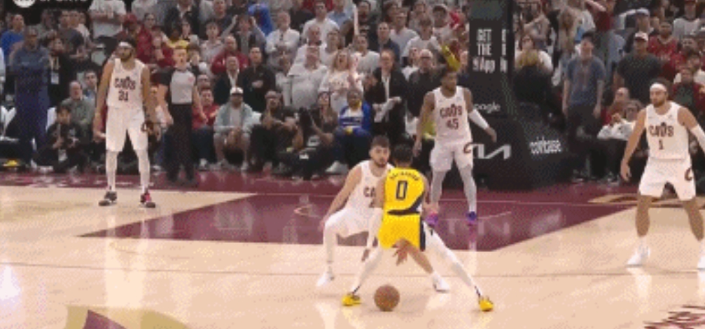 NBA缺少奇迹吗？NO，从不缺少，
昨天切特的两罚不中，最后被戈登绝杀！
今天绝