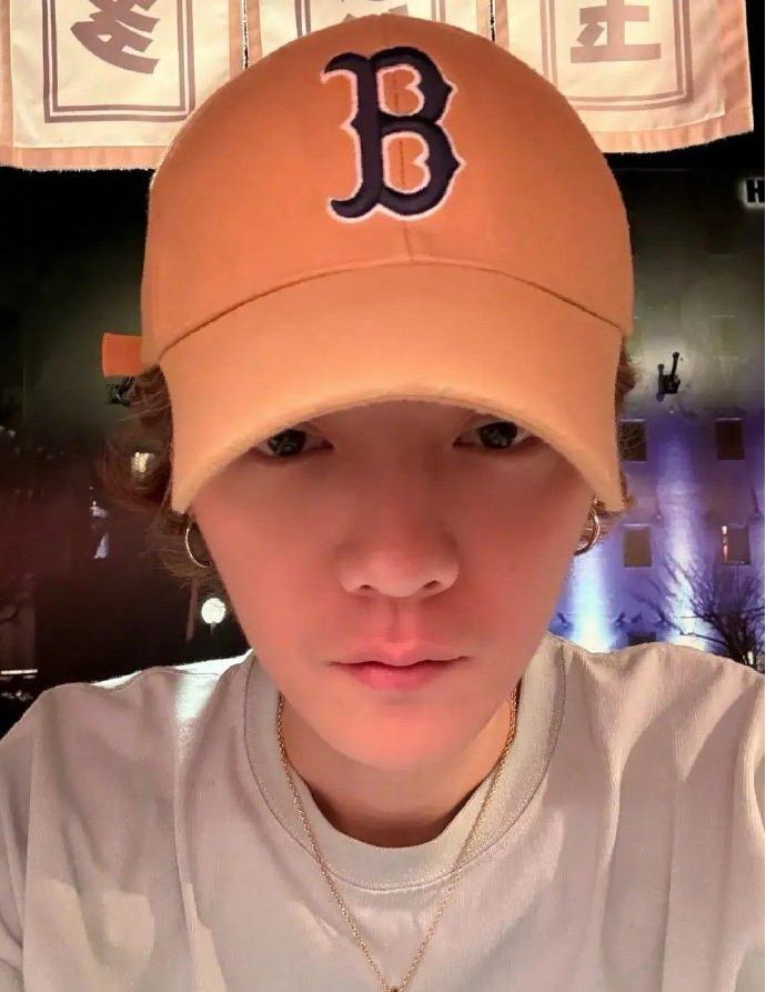 关晓彤520陪妈妈逛街，鹿晗没有同行，分手传言再度升级！

鹿晗关晓彤在一起已经
