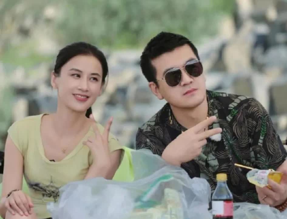 黄圣依比杨子聪明多了！虽然杨子在外挣钱，可是花的人却是黄圣依啊。
当多年婚姻出