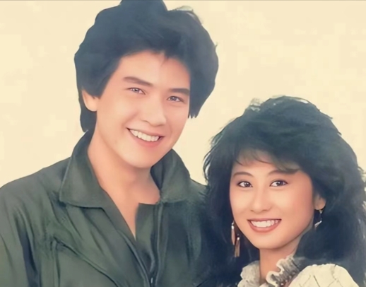 1982年，22岁的费翔和21岁的叶倩文，爱得难舍难分，两人跪求费翔母亲成全，费