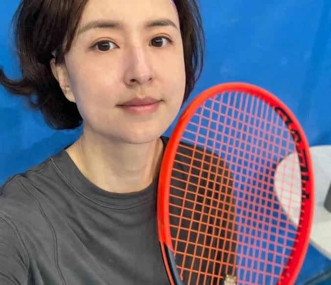 女主持紧身西裤登台被说不雅，本人愤怒回应：人心脏看什么都脏。

前不久，前央