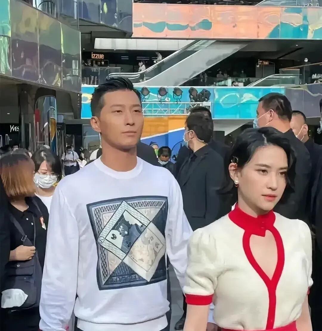 总感觉窦骁没有原来电视上看到的帅了，皮肤黑了，脸油腻了，气质还没有平常人好。
不