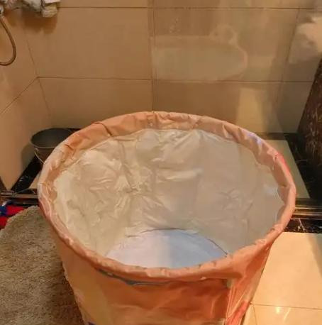 洗澡水太浅 娃咋没了











天呐！一个三岁娃，洗澡水才到小腿肚，