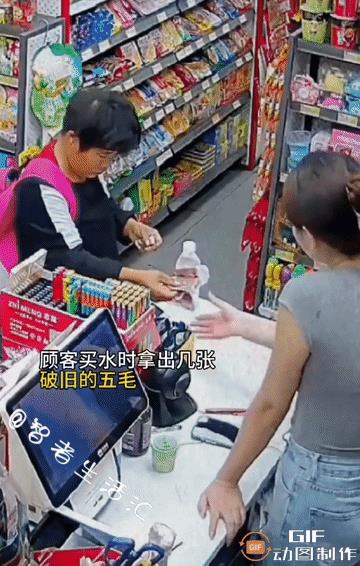 老板娘与残疾夫妇：在超市里，一位女顾客买水的时候，拿出了几张破旧的五毛钱。老板娘