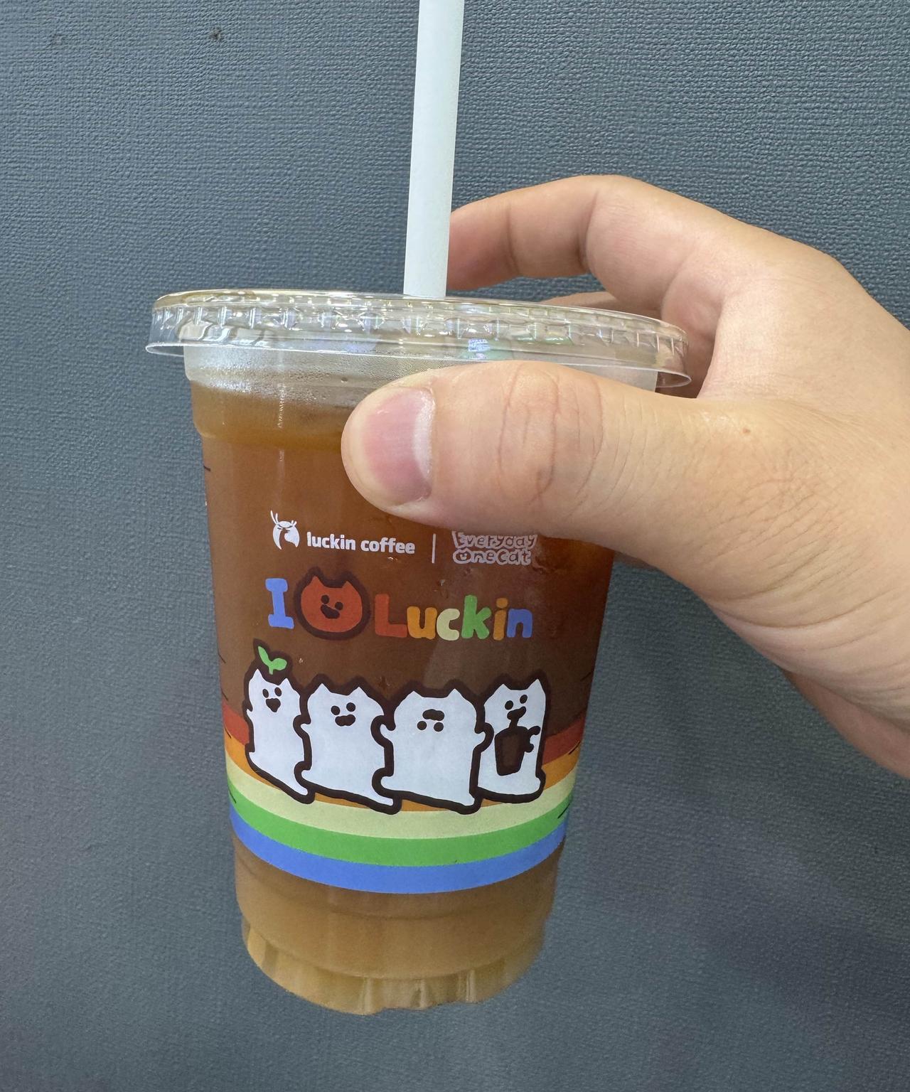 瑞幸出新品啊！作为铁杆粉丝的我那必须支持下啊！乳酸菌美式，不知道是什么乳酸菌啊！