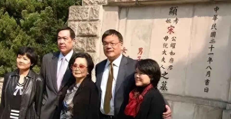 2012年，上海，宋子文长女宋琼颐携长子冯英祥夫妇和次子冯英翰夫妇从美国回来扫墓