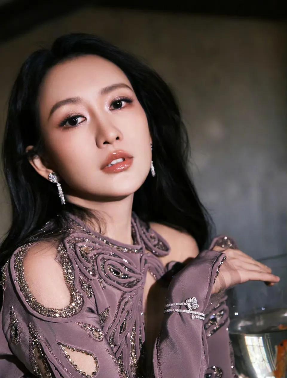 看到胡杏儿老公夜店抱美女，
我更佩服王鸥的清醒了。
当初她和何九华的恋情曝光，怀