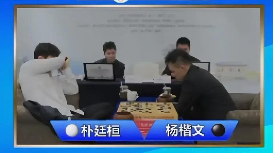 春兰杯现场朴廷桓哭啥？
春兰杯决赛天王山之战，最后阶段朴廷桓这个韩国老天王竟然哭
