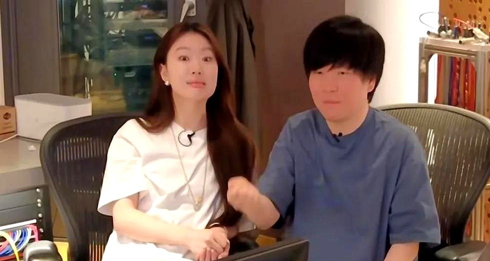 常石磊和单依纯就是同事合作关系。

常石磊负责写歌、制作歌曲，单依纯这边根据