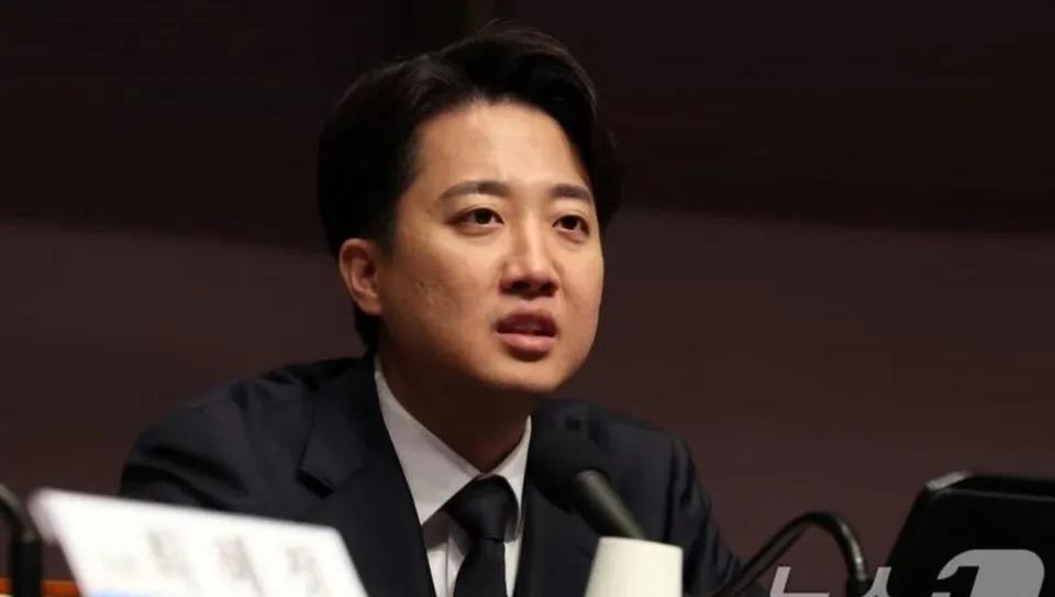 李俊锡才是精明的人，他一眼就看透了虚伪的金文洙：当初李俊锡被国民力量党处分的时候